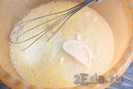 Слегка взбить яйца с солью венчиком, затем добавить сметану, перемешать.
