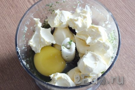 К мятно-сахарной массе добавьте сырое яйцо, размягчённое (комнатной температуры) сливочное масло, пробейте блендером.