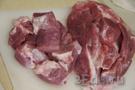 Свинину лучше взять с жирком или добавить грамм 100 сала. Нарезать свинину на кусочки и пропустить через мясорубку.