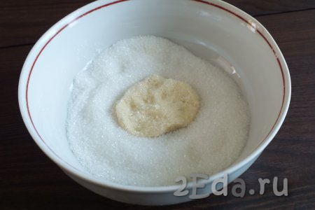 Каждый нарезанный кусочек теста обваляйте в сахаре со всех сторон и разомните в небольшую лепёшечку толщиной не более 0,3 см.
