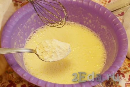 Когда белки с сахаром и желтками будут взбиты, начинаем добавлять в тесто по 1 столовой ложке муки.