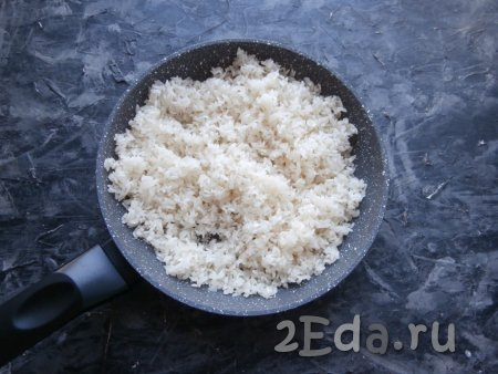 Сырой рис промыть несколько раз (до чистой воды). Затем обжарить рис на сковороде, постоянно помешивая, с 2 столовыми ложками растительного масла до полупрозрачного цвета (обжаривать минут 5-6). Рис должен стать сухим.