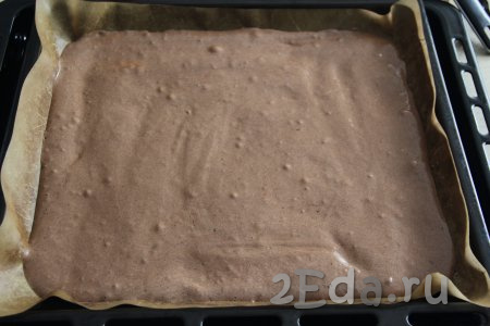Вылить тесто на противень (я готовила на противне размером 30 см х 30 см), застеленный пергаментной бумагой (или тефлоновым ковриком). Равномерно распределить тесто по противню. 