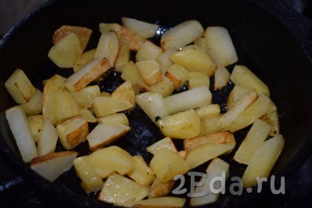 Пока индейка с зажаркой томятся, картофель нарежем на небольшие кубики и обжарим на сковороде с добавлением 2 столовых ложек растительного масла до полуготовности. Картошки много, поэтому я обжаривала её небольшими порциями (в 3 приёма), выкладывая в один слой, на сильном огне по 5-7 минут, периодически помешивая.