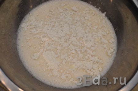 Затем постепенно, по столовой ложке, добавить муку в тесто. Каждый раз перемешивая тесто до однородности венчиком.