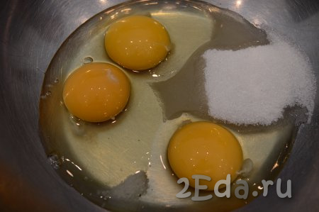 Соединить в глубокой миске яйца, сахар и соль.