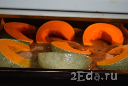 Отправляем противень с кусочками тыквы в разогретую духовку и запекаем при температуре 200 градусов, примерно, 30 минут.