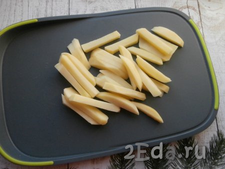 Нарезать картофель брусками, желательно, чтобы они были, примерно, одинакового размера.