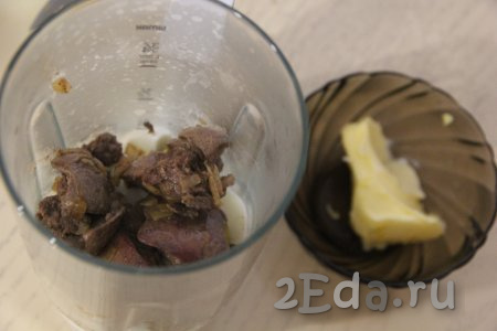 В чашу блендера выложить обжаренную печень с луком и варёные яйца. Добавить соль и размягчённое сливочное масло.