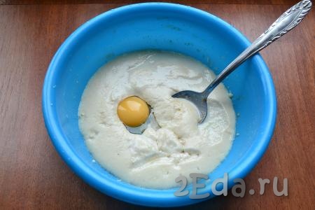 По истечении времени в опару добавить сырое яйцо, соль, влить растительное масло, перемешать.