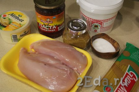Подготовить продукты для приготовления спагетти с куриным филе и грибами