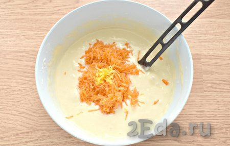 Очищенную морковку натираем на мелкой тёрке, перекладываем в тесто. По желанию, для аромата в пирог можно добавить одну чайную ложку лимонной цедры (для этого промываем тщательно лимон и снимаем цедру, не затрагивая белый слой, находящийся под жёлтой цедрой лимона). Выкладываем цедру вслед за морковкой в тесто. Перемешиваем тесто с цедрой и морковью.
