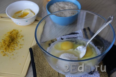 В миску со сметаной всыпать сахар, добавить яйца, перемешать ложкой (или венчиком).