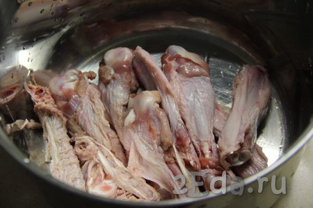 Утиные крылышки разрезать по фаланге на части, промыть водой, переложить в кастрюлю, в которой будете варить суп.
