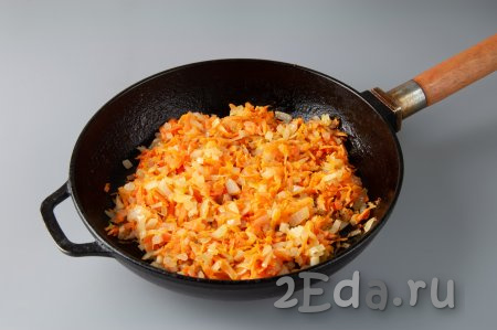 Разогрейте на сковороде растительное масло и обжарьте лук с морковью, помешивая, до золотистого цвета на среднем огне.