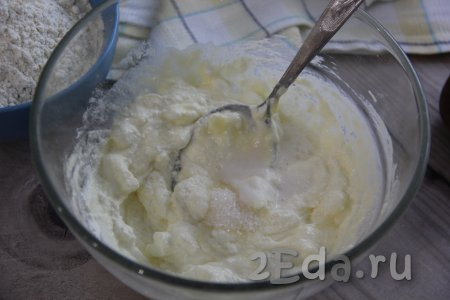 Перемешать творожно-сметанную массу ложкой (или лопаткой), добавить сахар, соль и погашенную уксусом соду. 