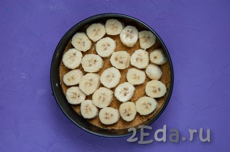 По истечении 20 минут достаньте форму с печеньем из морозилки, разложите кусочки бананов.