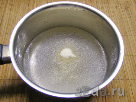 В смесь воды и сахара всыпаем желатин, хорошо перемешиваем и оставляем на 10-15 минут (для набухания желатина). По истечении 10-15 минут ставим ёмкость с желатиновой смесью на средний огонь и прогреваем, не доводя до кипения и постоянно перемешивая, до растворения кристалликов желатина. Затем убираем желатиновую смесь с огня и даём немного остыть.