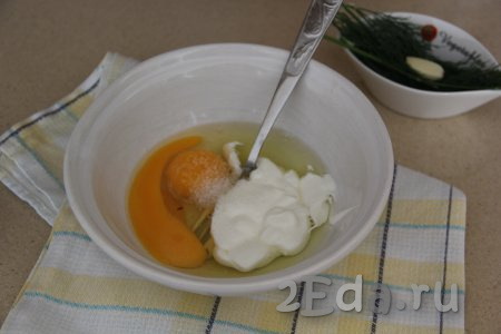 Для получения кляра в достаточно объёмной миске соединить яйцо, сметану и соль.
