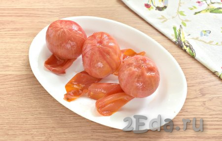 Моем помидоры, затем перекладываем в небольшую миску и на 5 минут заливаем крутым кипятком. Спустя 5 минут помидоры обдаём ледяной водой и сразу легко и быстро снимаем с них шкурку.