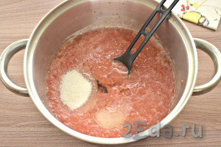 Получившуюся смесь из помидоров и перца перекладываем в кастрюлю, в которой будете варить закуску, затем всыпаем сахар, соль, вливаем растительное масло, перемешиваем и ставим на средний огонь. После закипания убавляем огонь и варим томатную массу 10 минут, иногда помешивая.