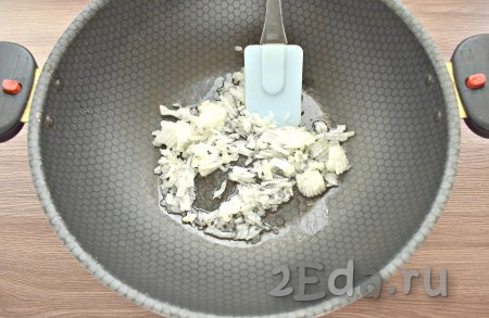 В сковороду вливаем 2 столовые ложки растительного масла. Когда масло прогреется, выкладываем мелко нарезанный лук и обжариваем его на среднем огне минуты 3, помешивая.