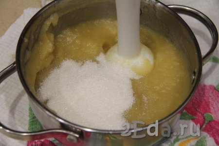 Поместить яблоки обратно в кастрюлю и пробить погружным блендером в пюре. Всыпать сахар (количество сахара регулируйте в зависимости от сладости яблок и, учитывая, что в дальнейшем будет добавляться лимонный сок).