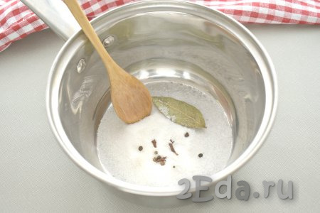 Селёдку полностью размораживаем. Для приготовления рассола в небольшой ковшик (или кастрюльку) всыпаем соль и сахар, добавляем перец горошком, лавровый лист и гвоздику в бутонах.