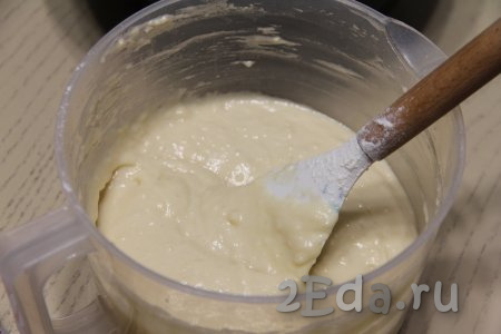 Добавляя муку, учитывайте, что тесто для кекса, замешанного на фруктовом йогурте, должно получиться воздушным, напоминающим по густоте сметану средней жирности.