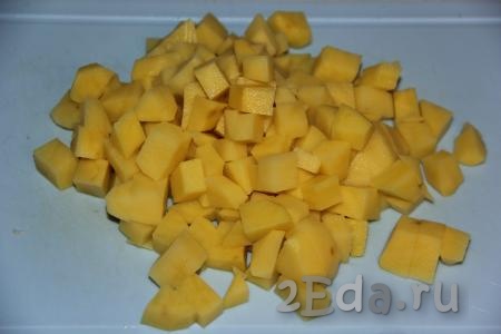 Картофель очистить и нарезать на кубики среднего размера. 