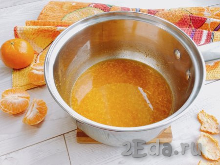 В сотейник выливаем мандариновый сок, добавляем лимонный сок и цедру с сахаром. Ставим на огонь, доводим до кипения, снимаем с огня и полностью охлаждаем.