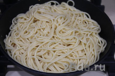 Добавить спагетти в сковороду к курице и помидорам черри.