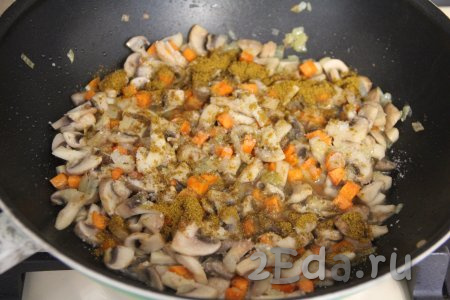 Обжарить овощи с грибами в течение 10 минут, периодически помешивая. Добавить соль и специи, перемешать.