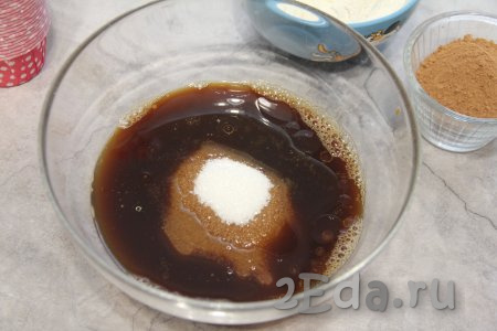 В объёмной миске соединить остывший кофе, растительное масло и сахар. 