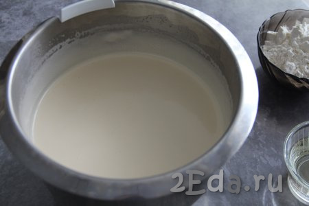 Взбить яйца с сахаром с помощью миксера в течение 5-7 минут (до получения светлой и воздушной яичной массы).