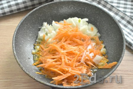 Очищаем морковку и лук. Морковь натираем на крупной тёрке, а лук нарезаем на небольшие кусочки и выкладываем овощи на сковороду, в которой обжаривались бёдрышки. Периодически перемешивая, обжариваем морковку с луком 7-8 минут (до мягкости овощей).