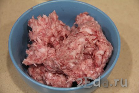 Фарш для приготовления горохового супа можно взять любой. Я использовала свиной фарш, предварительно пропустив кусочки свинины через мясорубку.