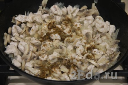 Обжаривать начинку для слоёного пирога из грибов, курицы и лука ещё 10 минут, периодически помешивая, затем посолить, добавить специи по вкусу.