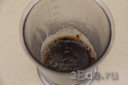 В высоком стакане (или в чаше погружного блендера) соединить растворимый кофе, сахар и горячую воду.