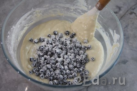 В небольшой ёмкости свежую (или замороженную) чернику соединить с крахмалом, аккуратно перемешать и выложить в тесто, перемешать лопаткой.