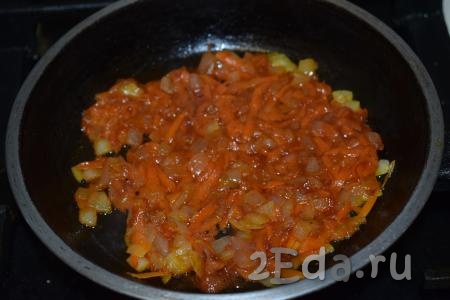 К обжаренным овощам добавляем томатную пасту и обжариваем все вместе на слабом огне, примерно, 8 минут, не забывая иногда помешивать.