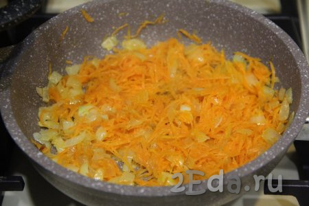 Обжаривать овощи минут 5 (до мягкости моркови), помешивая.