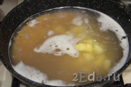 После того как чечевица проварится 10 минут, добавить в кастрюлю картошку, дать закипеть супу и варить 10-15 минут на небольшом огне.
