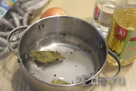 Приготовить маринад, для этого в кастрюлю нужно влить воду, добавить горошины перца, сахар, соль, лавровые листья.