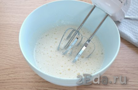 Миксером взбиваем яйца с солью и сахаром до получения светлой, пышной смеси (в течение 1-2 минут).