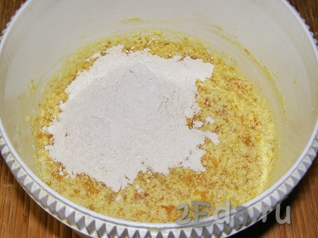 В полученную массу всыпаем разрыхлитель, соль, половину просеянной муки, перемешиваем тесто лопаткой (или ложкой) до однородности. Частями добавляем оставшуюся просеянную муку, полностью вмешивая её в тесто. Муки может потребоваться чуть большие или чуть меньше, главное - ориентируйтесь на консистенцию теста для мандаринового кекса. Учитывайте, что тесто должно получиться в меру густым, напоминающим достаточно густую сметану.