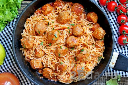 Спагетти с фрикадельками в томатном соусе