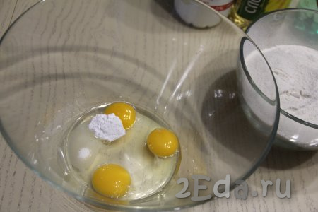 Соединить яйца, ванильный сахар, соль и сахар в достаточно объёмной миске.