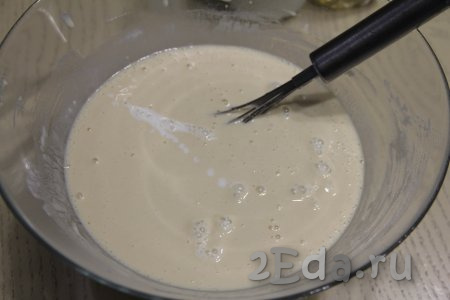 Влить молоко и растительное масло. Перемешать тесто и оставить его отдохнуть на минут 15.