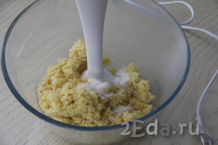 Затем переложить пшённую кашу в миску, добавить сахар, пробить погружным блендером практически до однородности.